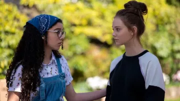 Col d’équipage noir/blanc porté par Kristy Thomas (Sophie Grace) dans The Baby-Sitters Club (S02E08)