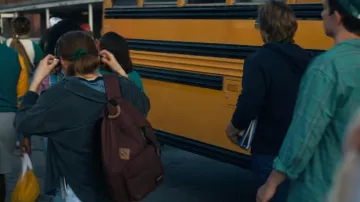 La mochila marrón de Max Mayfield (Sadie Sink) en la serie Stranger Things (Temporada 4 Episodio 1)