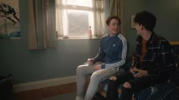 Le pantalon de jogging gris porté par Nick Nelson (Kit Connor) dans la série Heartstopper (Saison 1 Épisode 2)