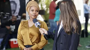Chemisier en or porté par Amara Patterson (Kelly Jenrette) tel que vu dans les tenues de la série télévisée All American: Homecoming (saison 1 épisode 13)