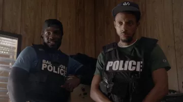 T-shirt Champion Green porté par Jemell Rayam (Darrell Britt-Gibson) vu dans We Own This City (S01E05)