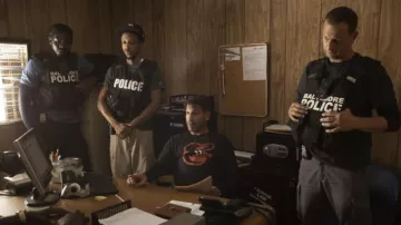 Camiseta negra de manga larga usada por Wayne Jenkins (Jon Bernthal) como se ve en el vestuario de la serie de televisión We Own This City (Temporada 1 Episodio 5)