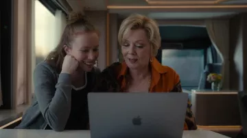 Veste orange portée par Deborah Vance (Jean Smart) vue dans la série télévisée Hacks (S02E06)