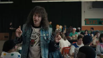 Levi’s Denim Jacket porté par Eddie Munson (Joseph Quinn) vu dans la série télévisée Stranger Things (Saison 4 Episode 1)