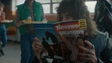 Skull Rings porté par Eddie Munson (Joseph Quinn) comme on le voit dans la garde-robe de la série télévisée Stranger Things (S04E01)