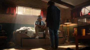 White sneakers worn by Dustin Henderson (Gaten Matarazzo) as seen in Stranger Things TV show (S04E02)