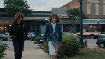 Falda de corbata y tinte usada por Nancy Wheeler (Natalia Dyer) como se ve en el programa de televisión Stranger Things (Temporada 4 Episodio 3)