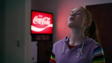 Sudadera con capucha Hawaii Palm Trees Logo en púrpura con mangas multicolores usada por Max Mayfield (Sadie Sink) como se ve en Stranger Things (S04E04)