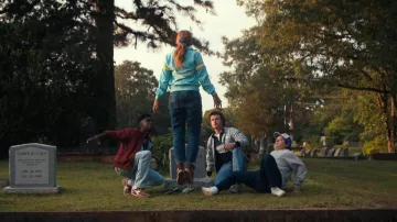 Chaqueta granate usada por Lucas Sinclair (Caleb McLaughlin) como se ve en el vestuario del programa de televisión Stranger Things (S04E04)