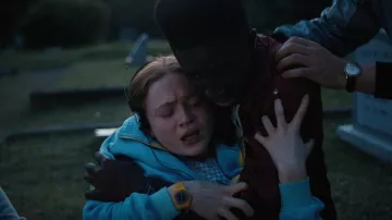 Reloj Swatch amarillo usado por Max Mayfield (Sadie Sink) como se ve en Stranger Things (S04E04)