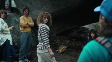 Suéter de cuello de tortuga a rayas usado por Nancy Wheeler (Natalia Dyer) como se ve en el programa de televisión Stranger Things (S04E06)