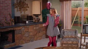 La robe droite grise de Wanda Maximoff (Elizabeth Olsen) dans la série WandaVision (Saison 1 Épisode 3)