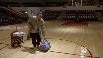 Baskets blanches portées par le professeur Philip Brainard (Robin Williams) comme on le voit dans le film Flubber