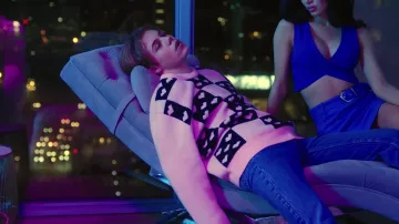 Suéter de punto rosa usado por The Kid Laroi en su video musical oficial de ALWAYS DO