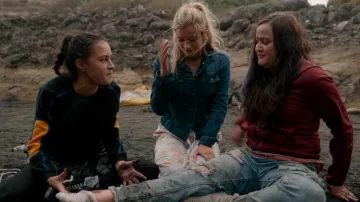 Dark blue sweatshirt with light blue seams and yellow sleeves worn by Toni Shalifoe (Erana James) in The Wilds TV series (S01E07)