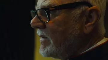 Anteojos Persol usados por Monseñor Kelly (Malcolm McDowell) como se ve en el vestuario de la película Father Stu