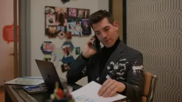 Blazer negro usado por Darcy Leeds (Matt Rogers) como se ve en el vestuario de la serie de televisión I Love That For You (Temporada 1 Episodio 5)