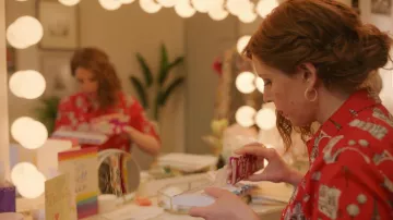 Boucles d’oreilles en or portées par Joanna Gold (Vanessa Bayer) comme on le voit dans la garde-robe de la série télévisée I Love That for You (saison 1 épisode 6)