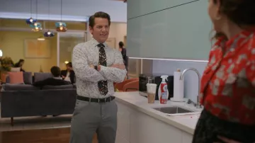 Cravate imprimée portée par Perry (Johnno Wilson) vue dans la série télévisée I Love That for You (S01E06)