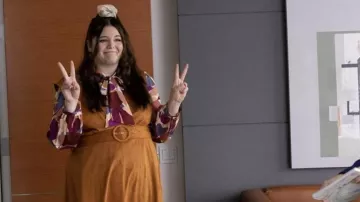 Chemisier imprimé floral porté par Kayla (Megan Stalter) comme on le voit dans Hacks (S02E06)