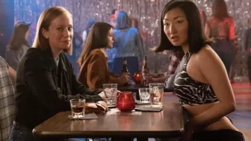 Soutien-gorge Crop Top imprimé porté par Kiki (Poppy Liu) vu dans l’émission de télévision Hacks (S02E06)