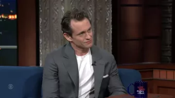 Costume carré de poche porté par Hugh Dancy vu dans The Late Show avec Stephen Colbert