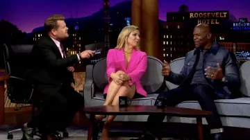 Veste Blazer rose portée par June Diane dans The Late Late Show avec James Corden