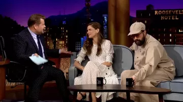 Robe blanche imprimée portée par Amanda Peet comme on le voit dans The Late Late Show avec James Corden
