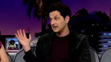 Costume de velours porté par Ben Schwartz vu dans The Late Late Show avec James Corden