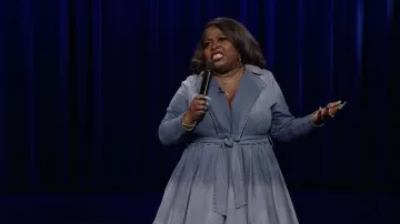 Robe en denim portée par Jackie Fabulous comme on le voit dans The Tonight Show Starring Jimmy Fallon