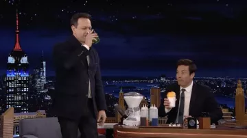 Chaqueta Blazer azul marino usada por Josh Charles como se ve en The Tonight Show Starring Jimmy Fallon