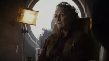 Veste portée par Fiona Shaw dans la garde-robe de la série télévisée Andor (saison 1)