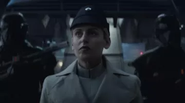 Chapeau calot militaire noir porté par Denise Gough dans la série télévisée Andor (saison 1)