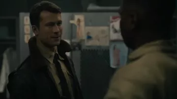 Veste en cuir Aviator portée par Tom Hudner (Glen Powell) comme on le voit dans le film Devotion