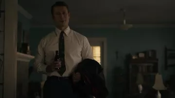Chemise blanche imprimée portée par Tom Hudner (Glen Powell) vue dans Devotion