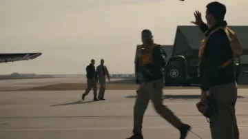 Bottes militaires portées par Jesse Brown (Jonathan Majors) comme on le voit dans Devotion