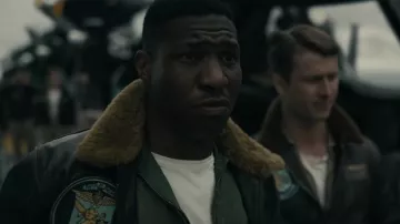 Veste en cuir Aviator portée par Jesse Brown (Jonathan Majors) vue dans Devotion