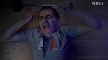 Camiseta estampada de Barcos usada por Trevor (Rowan Atkinson) en Man Vs Bee (Temporada 1)