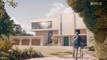 Mochila gris utilizada por episodios desconocidos (Rowan Atkinson) como se ve en la serie de televisión Man Vs Bee (Temporada 1)