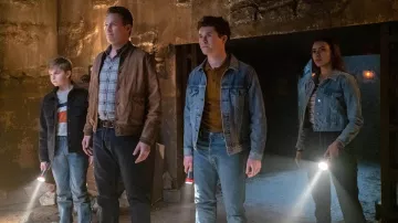 Veste en jean portée par Frank Hardy (Rohan Campbell) comme on le voit dans les tenues de la série télévisée The Hardy Boys (saison 1)