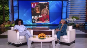 Combinaison bleu clair portée par Oprah Winfrey comme on le voit dans The Ellen DeGeneres Show