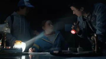 Camiseta blanca negra y a cuadros con cuello rojo usada por Max Mayfield (Sadie Sink) en el programa de televisión Stranger Things (Temporada 4 Episodio 4)