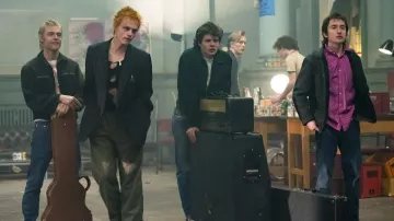 Pantalones usados por Johnny Rotten (Anson Boon) como se ve en los atuendos de la serie de televisión Pistol (Temporada 1)