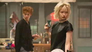 Vestido de cuero usado por Vivienne Westwood (Talulah Riley) como se ve en la serie de televisión Pistol (Temporada 1)