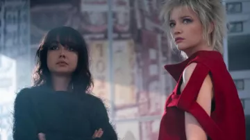 Suéter usado por Chrissie Hynde (Sydney Chandler) como se ve en el vestuario de la serie de televisión Pistol (Temporada 1)