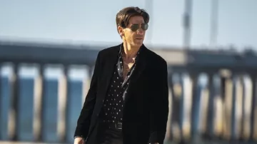 Gafas de sol de aviador usadas por Julian Kaye (Jon Bernthal) como se ve en el programa de televisión American Gigolo (Temporada 1)