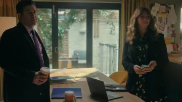 Robe florale portée par Ally (Daisy Haggard) telle que vue dans les tenues de la série télévisée Breeders (saison 3 épisode 5)