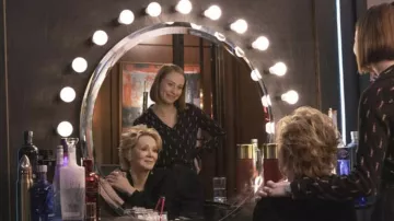 Chemise noire imprimée portée par Ava (Hannah Einbinder) telle que vue dans la garde-robe de la série télévisée Hacks (saison 2 épisode 8)