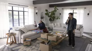 Baskets portées par Jimmy (Paul W. Downs) comme on le voit dans la série télévisée Hacks (S02E08)