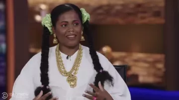 Collier pendentif en or porté par Akwaeke Emezi vu dans The Daily Show avec Trevor Noah